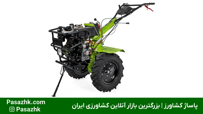 تصویری از یک تیلر کشاورزی یا کلتیواتور در حال شخم زدن زمین زراعی. این دستگاه یکی از ابزارهای ضروری برای آمادهسازی خاک و افزایش بهرهوری در کشاورزی است. تیلر کشاورزی | کلتیواتور و ماشین شخمزن – پاساژ کشاورز